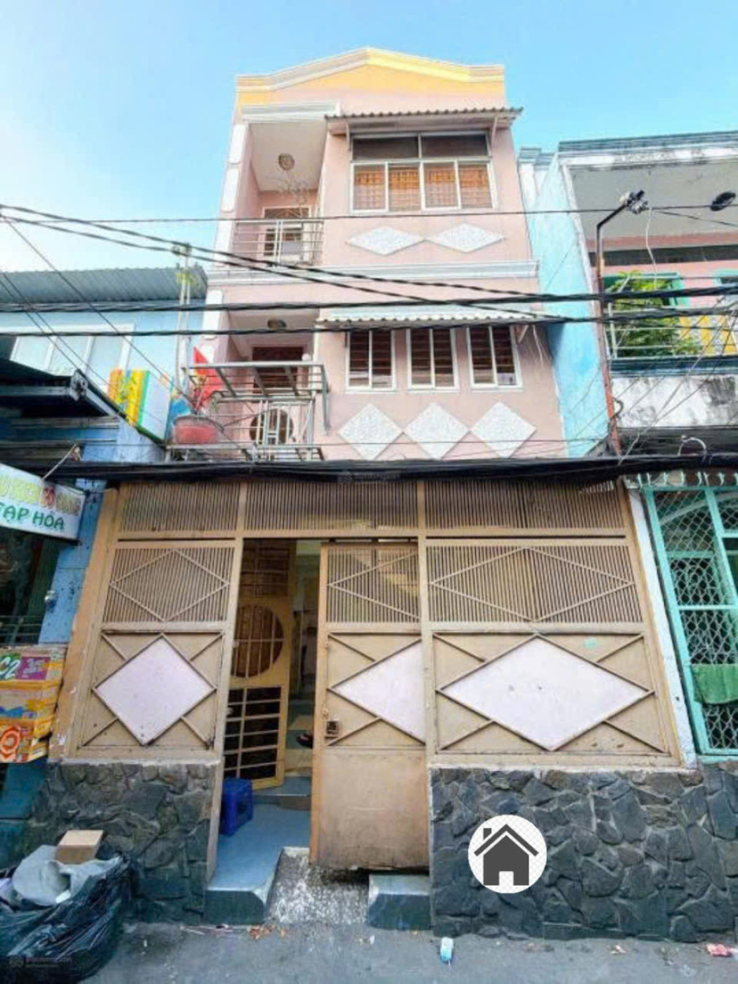 Nhà phù hợp ở và kinh doanh gần chợ Xóm Chiếu